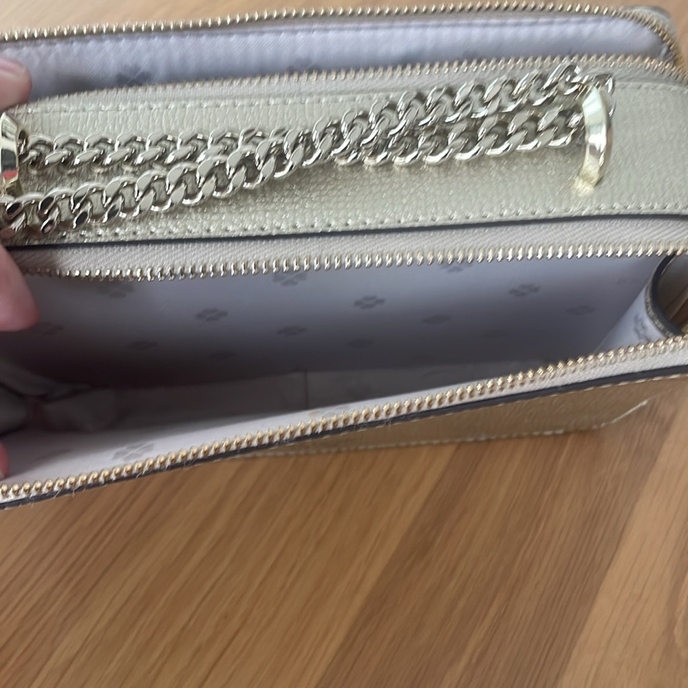 Kate Spade cross body purse, gold, structured with two zip pockets - Picture 4 of 5